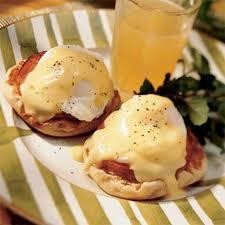 EGGS BENEDICT 8 pieces of bacon or 4 pieces of Canadian bacon 2 tbsp. chopped parsley 4 eggs 2 tsp. white or rice vinegar 2 English muffins Butter Blender Hollandaise 10 Tbsp.