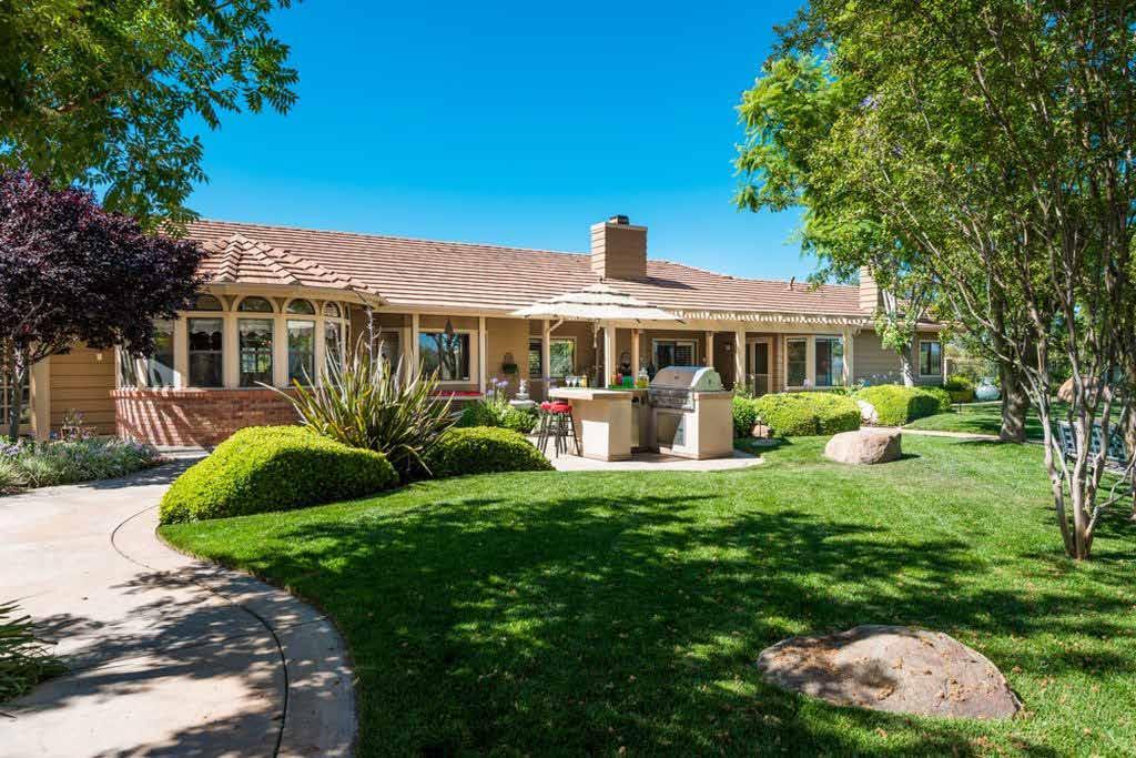 RANCH-STYLE ESTATE HOME Originally Built in 1990 by one of Ramona s best custom home builders this custom 4 Bedroom 2-1/2 Bath residence evokes a sense of stately elegance in a country setting.