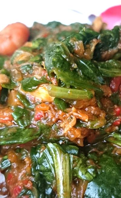 VEGETABLE STEW (EFO RIRO) Prep Time: 40 Minutes Serves: 4 Calories: 265 Calories (Per serving APPROX) 2 cups of Nigerian Puree Sauce 5-10 cups chopped spinach (Green, Kale, African Spinach, Ugu) 1