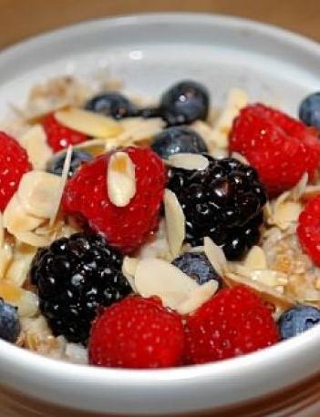 Breakfast mini meals Cereal & Peaches 3/4 cup unsweetened cereal 1/2 cup milk 1 peach 10 raw almonds Cereal, Yogurt & Berries 1 cup unsweetened cereal 1/2 cup plain Greek yogurt 1 cup blueberries 1