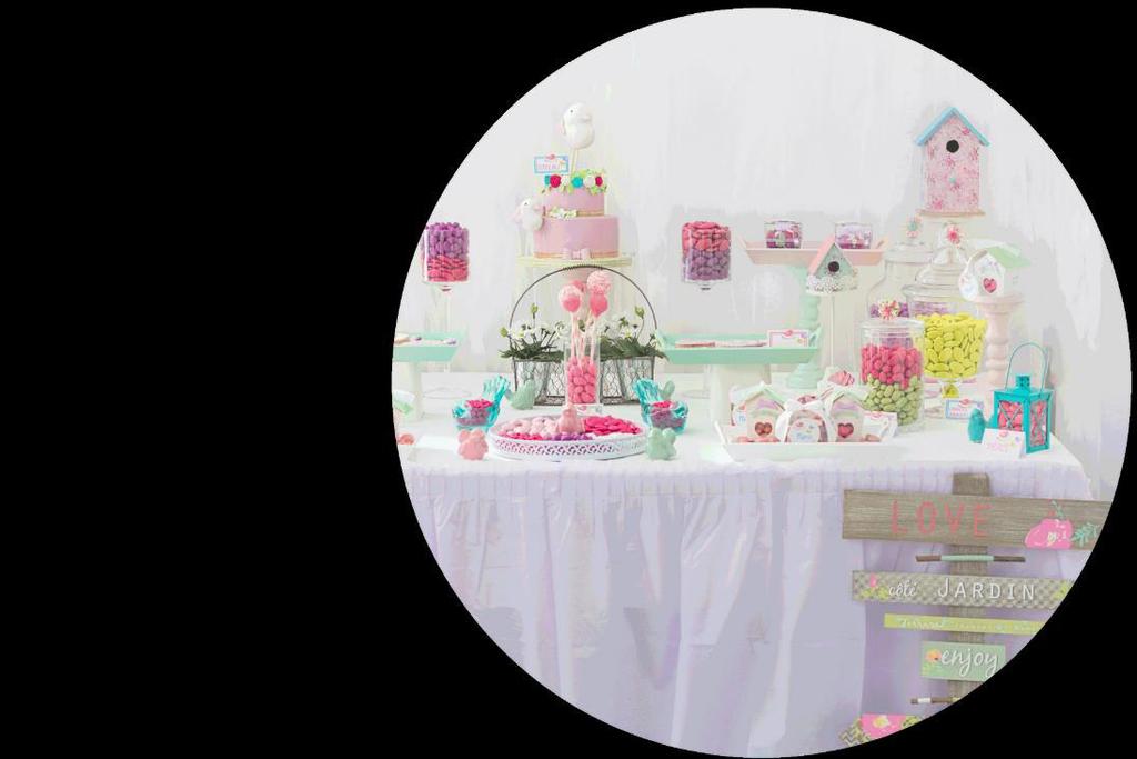 Very fashionable in the United States, the candy bar concept (bar full of sweets) explodes at European weddings.