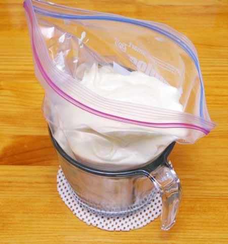 11 7 Arrange a ziplock bag inside a large measuring cup or a bowl and fill with the cookie batter. 12 Line 1 or 2 baking sheets with parchment paper.