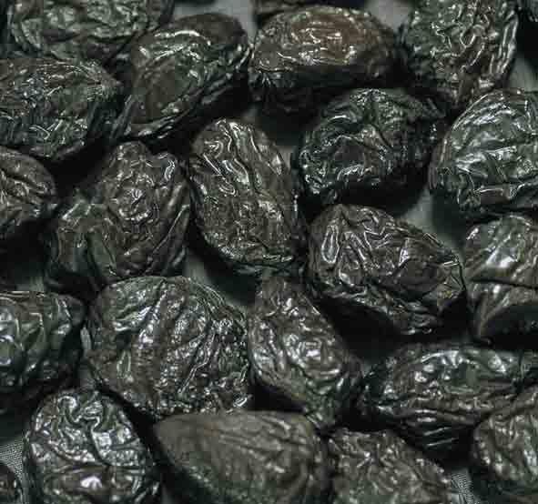 Drying to a moisture level of 35%, with no addition of water nor preservative, the Premium prune is particularly appreciated for its fine flavored flesh and it s particularly soft skin.
