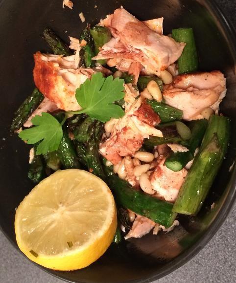 #CROCKFIT DINNER RECIPES Place the salmon on foil on a baking tray. Season with cayenne pepper and a slice of lemon.