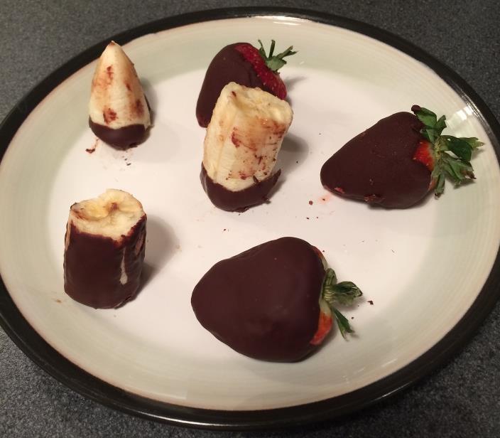 CHEEKY #CROCKFIT TREATS Dark choc fruit dips 40g dark chocolate 100g strawberries (or any fruit!