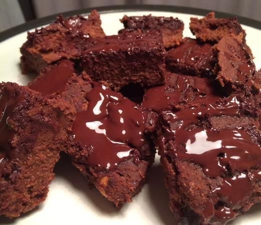 CHEEKY #CROCKFIT TREATS Sweet potato brownies 2 medium sweet potatoes 80g ground almonds 100g oat flour (buy or blend your own) 14 pitted dates 4tbsp raw cacao or cocoa powder 3tbsp raw honey Pinch