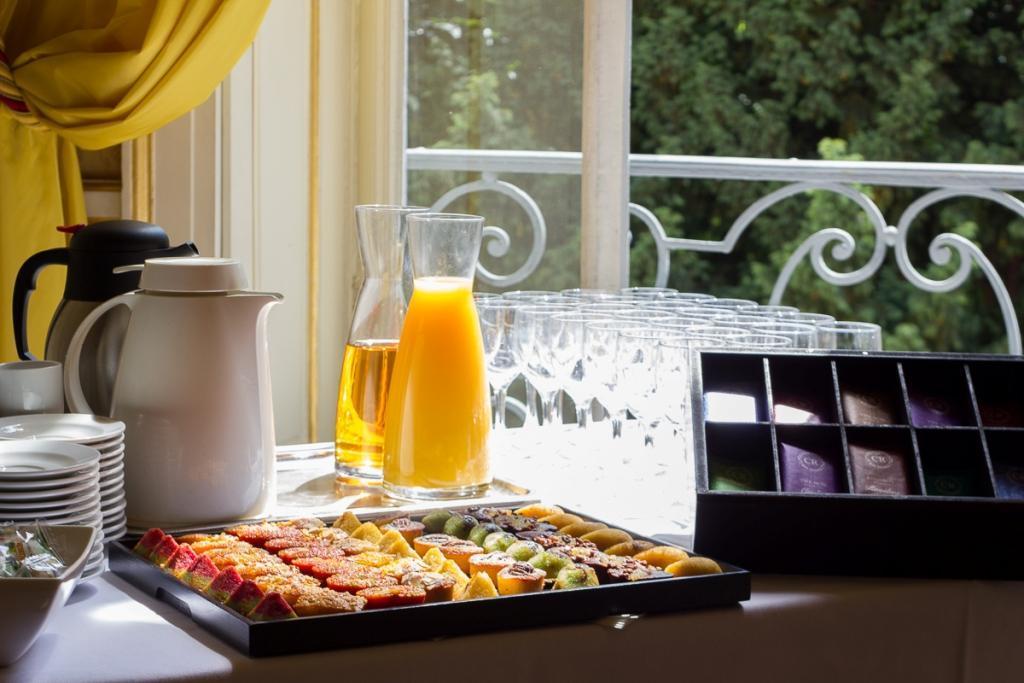 Our package include A welcome coffee featuring pastries, from 8:00 A coffee and juice break, between 8:00 10:45 A lunch in a private lounge A coffee break, juices and snack cakes between 15:00 16:00