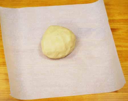 9 6 I like to use parchment paper when making pie crusts.