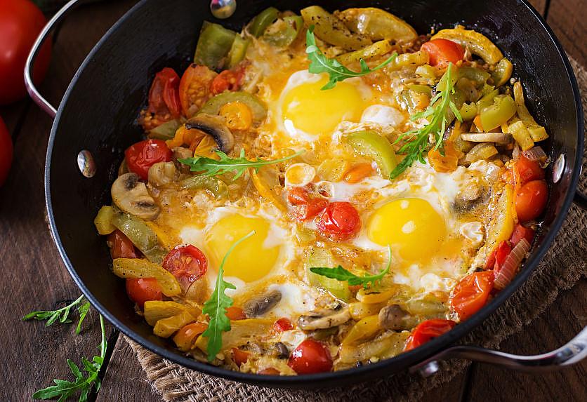 WEEKEND EGGS 2 Eggs 6 asparagus 5 brussels sprouts 1/2 yellow onion 1/4 red pepper handful of spinach Sauté vegetables in 1 tsp coconut oil for 5 minutes.