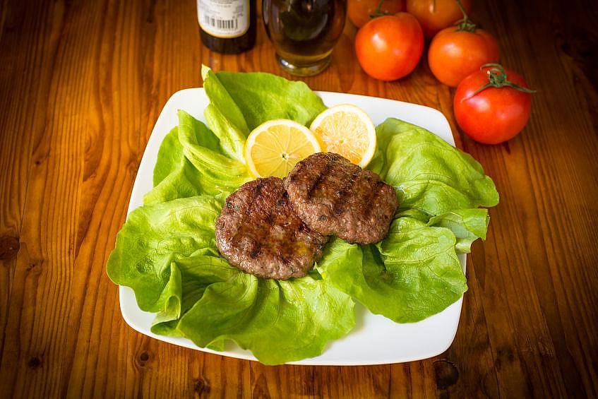 BEEF BURGER LETTUCE WRAP 4-ounce lean beef patty, cooked 2 large romaine or Bibb-leaf lettuce leaves Sliced pickles Sliced tomato 1 tbsp.