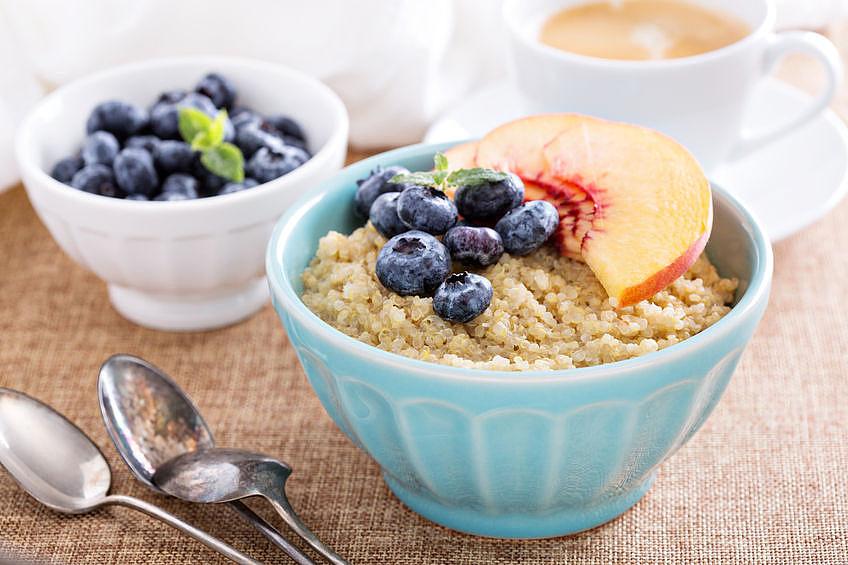 CINNAMON A.M. QUINOA 3/4 cup cooked quinoa 1 tbsp. white chia seeds 1/2 cup sliced peaches or berries Ground cinnamon Optional: Grated Nutmeg In a bowl, combine the quinoa, chia seeds, and fruit.