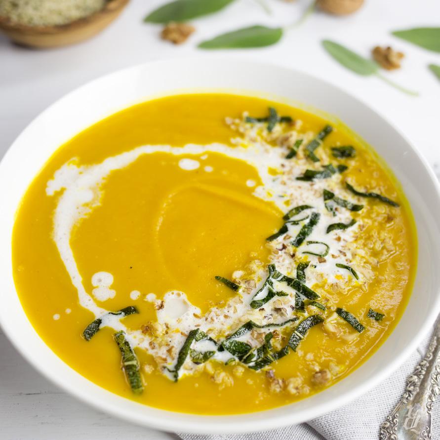PUMPKIN, GINGER AND TURMERIC SOUP Ingredients (for 4-6 people): 1 onion, peeled and quartered 15 g