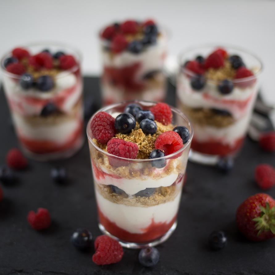 MIXED BERRY, WHIPPED CREAM AND COOKIE PARFAIT Ingredients (for 4 people): 100 g organic farro or whole wheat