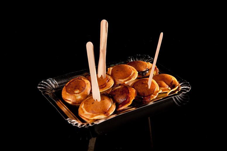 miniature pancakes (poffertjes) with bacon and syrup, served with cheese and piccalilli 10 persons 60 grams room-temperature butter 60 grams powdered sugar 2 eggs 185 grams self-rising flower 190 ml