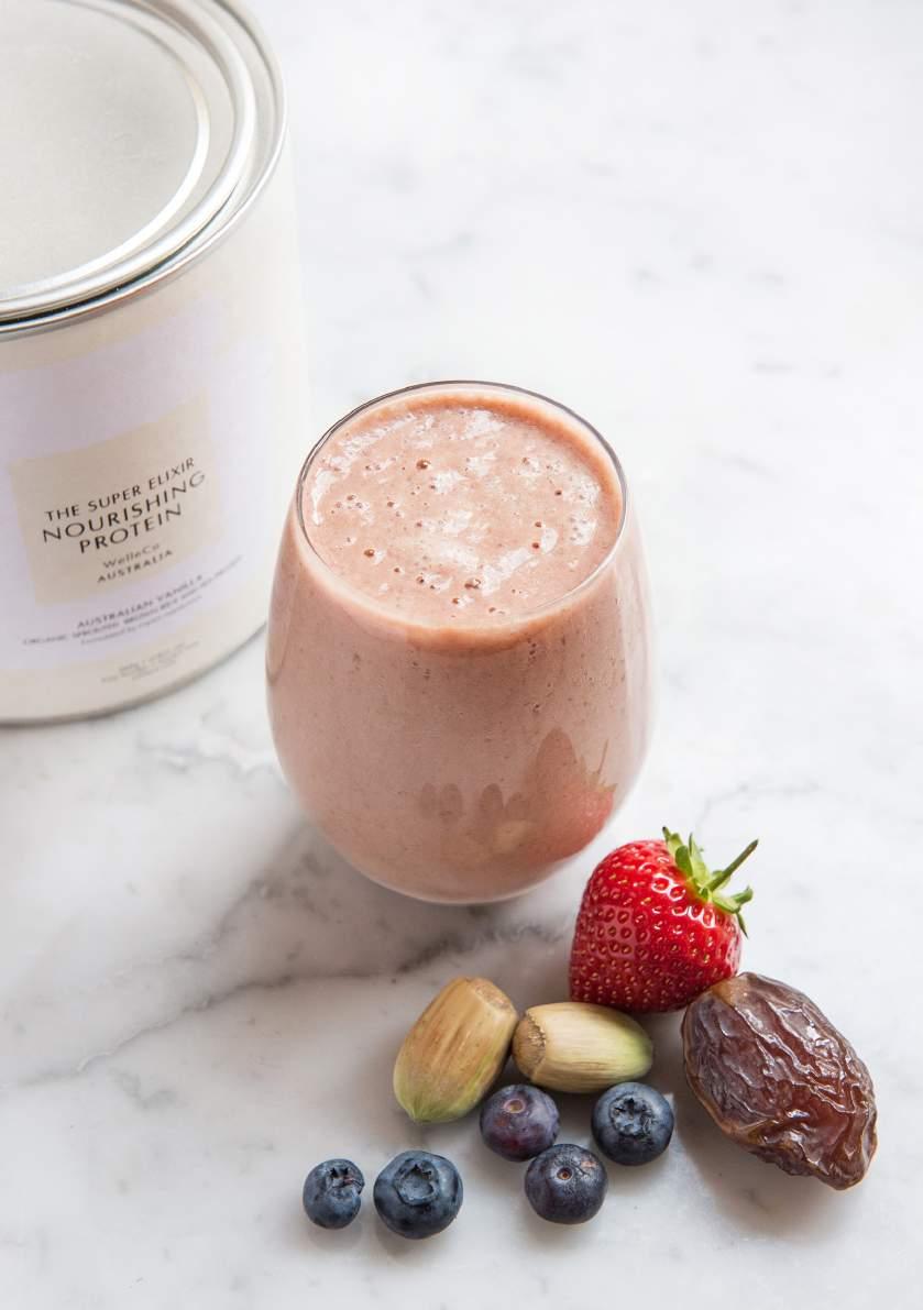 STRAWBERRY VANILLA SMOOTHIE From @108marylebonelane 1/2 cup strawberries 1/2 cup blueberries 1 date 400ml
