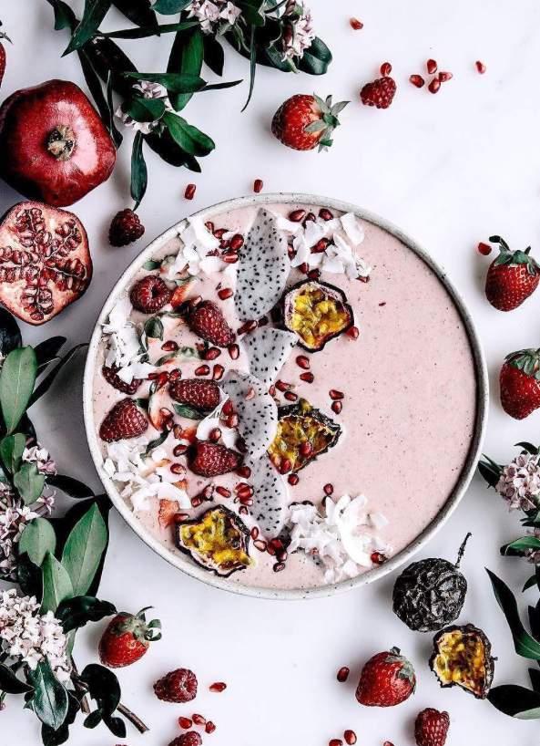 STRAWBERRY SMOOTHIE BOWL From @gatherandfeast 1/2 cup strawberries 1/2 cup raspberries 1 tsp honey 300ml organic almond milk Handful of unsalted raw