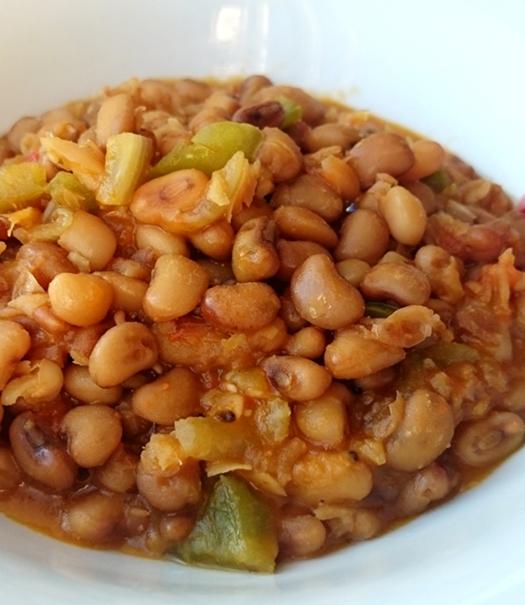 COOKED BEANS Prep Time: 1hr 30 Minutes Calories: 305 Calories APPROX Serves: 1 1 cup local Nigerian beans ( White or Red) 1 tablespoon of Olive/Coconut Oil 2 red Bell peppers (Tatase) 3 scot bonnet