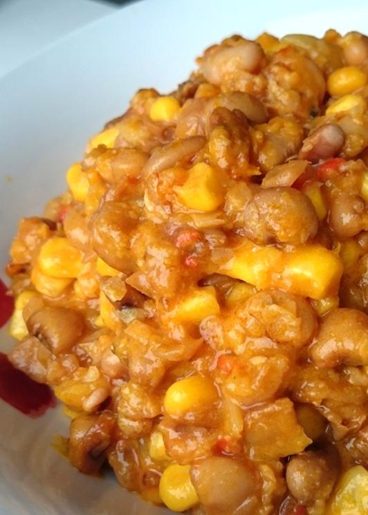BEANS WITH CORN MEAL Prep Time: 2 hours 20 Minutes Serves: 5 Calories: 350 per serving (APPROX) 1 ½ cup of brown beans (rinsed) 1 cup of corn 1 cup of Nigerian Puree Sauce medium onion (chopped) 1