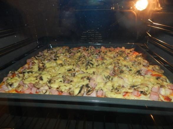 PIZZA : PIZZA Ingredients: - 4 glasses of flour -a pinch of salt -1 teaspoon of oil -1 packet of yeast -ham -mushrooms -cheese Dough: First, mix flour, oil and
