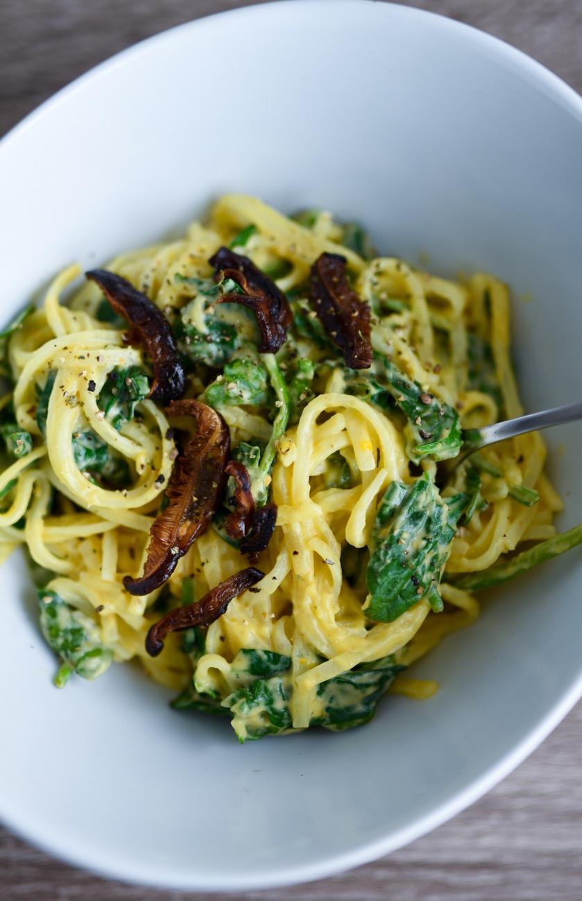 DAY 8 DINNER (657 CALORIES) CREAMY SPINACH PASTA WITH SHIITAKE BACON Prep time: 3 minutes. Cooking time: 8-11 minutes. Total time: 11-14 minutes.