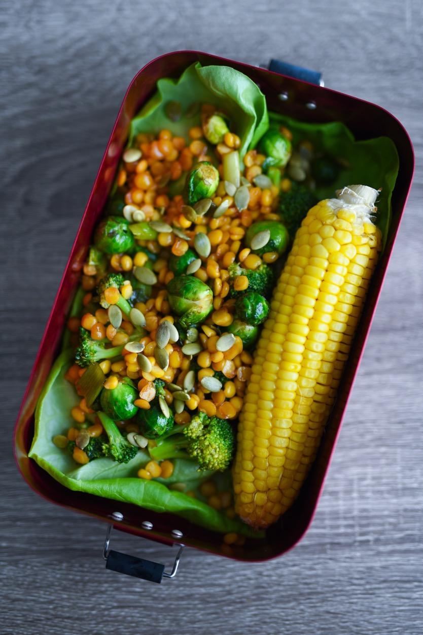DAY 14 LUNCH (609 CALORIES) GREEN VEGGIE, LENTIL & CORN LUNCH BOX Prep time: 3 minutes. Total time: 3 minutes. (Add 2-3 minutes if you decide to reheat the lentils and/ or veggies).