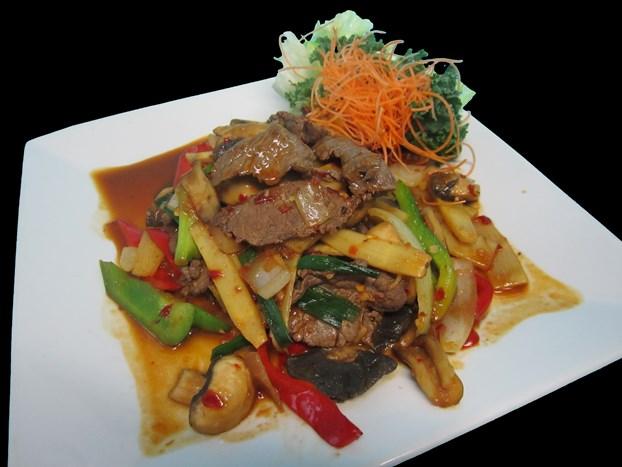 95 Ginger and Mushrooms Sauteed with julienned ginger, onions, bell peppers, scallions, celery and mushrooms in Thai