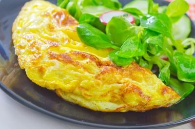 Ham Omelette Serves: 1 1 large whole Egg 4 large Egg Whites ½ Red Pepper, chopped ½ mild Onion, finely diced 10g grated Parmesan 50g cooked Ham, cubed 1 tsp English Mustard ½ tbsp Olive Oil 1.