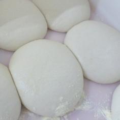 This is known as staglio a mano whereby the dough is made into small balls, panetti, weighing between 180 and 250 g.