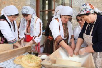 You will learn how to prepare a typical full Messinian menu, using regional techniques and fresh ingredients, followed by lunch and the opportunity to savor the food prepared.