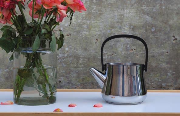 The removable strainer in the pot keeps drinks free of tea leaves.