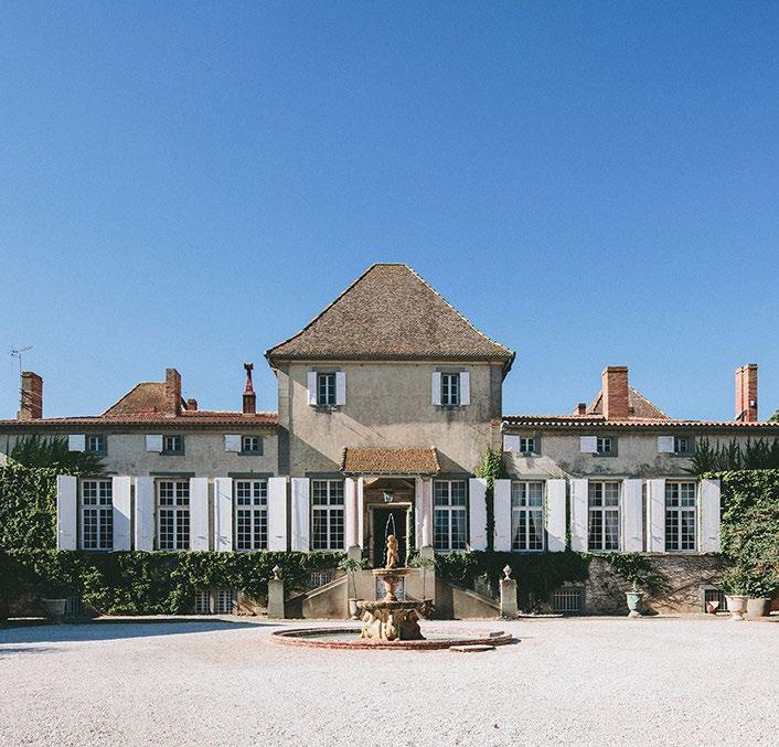 IN LANGUEDOC, OVERLOOKING THE CANAL DU MIDI, THE DANGLAS FAMILY WELCOMES YOU TO VISIT THIS 17TH CENTURY CASTLE, AND TO EXPERIENCE THEIR PASSION VIA A FASCINATING WINE TASTING IN THEIR CELLAR.