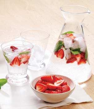 s punnet of strawberries (or other berries) s 20 mint leaves s 1.25 L tap or sparkling water s 1 tray ice cubes 1. Wash strawberries and mint leaves. 2. Chop the top off the strawberries and cut in half.