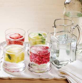 s 1 kiwi fruit s 1 lime s ¼ pineapple s 4 medium strawberries s 500 ml water, chilled 1. Wash and cut each fruit into a size slightly smaller than the ice cube tray moulds. 2.