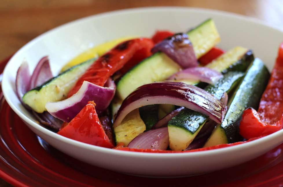 PREP TIME 10 MINUTES COOKING TIME 5-6 MINUTES 1 YELLOW SQUASH 1 ZUCCHINI 1 RED ONION 1 RED BELL PEPPER KOSHER SALT AND BLACK PEPPER TO TASTE ¼ CUP OLIVE OIL Vegetab e Medley Preheat grill to 400.
