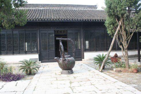 For example, Su Dongpo, a famous poet, calligrapher, scholar, gastronome and statesman in Song Dynasty, was demoted to Yixing, where he noticed there were tribute tea, zisha teapot and Jingshan