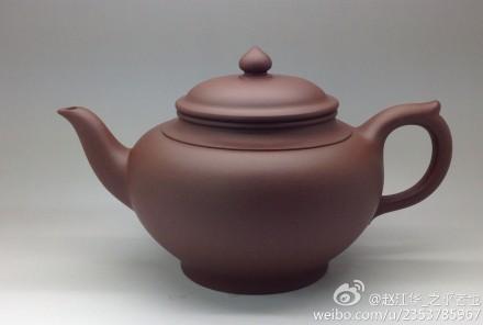 teapot was too simple and cliché, Gu renovated the shape of the mouth and lid, and also added a line in the shoulder of the teapot, creating a harmonic sense of design rhythm.