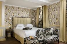 Hotel de SEZE 4* The elegance of this hotel proposes 55 rooms including 3 suites that blend harmoniously decorated in the sprit of the eighteenth century with exclusive furnitures.