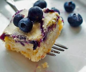 Blueberry Coconut Cream Fat Bombs Makes 20 Servings Per Serving: Cal 140, Net Carbs 1 1 cup blueberries, fresh or frozen 1 stick grass-fed butter 4 oz cream cheese, softened ¼ cup coconut cream 3/4
