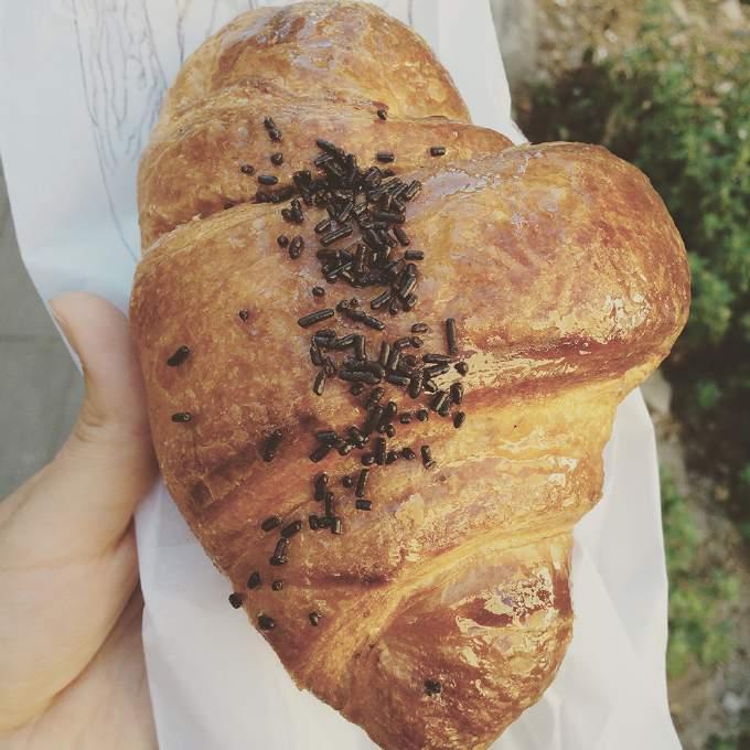 Vegan Croissants in Gracia (Approved by a Parisian) Sure, everyone knows about Santoni Café s vegan croissants, but the best vegan croissants in Barcelona are found at Knella Café in the bohemian