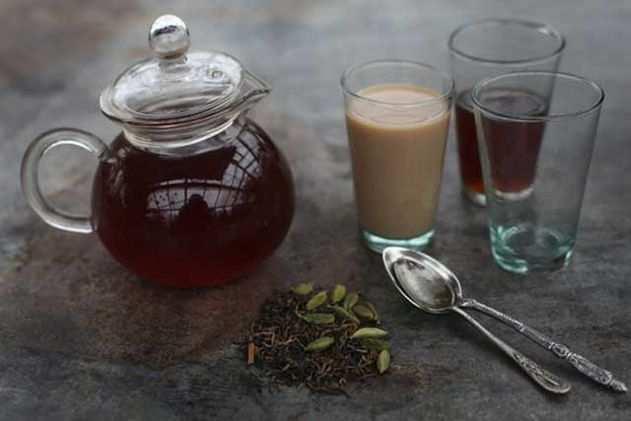 In East Africa this hot tea with added cardamom is quite a popular thirst quencher. - cold water (three to six cups) - three or four teaspoons of tea (plain black tea Fairtrade!