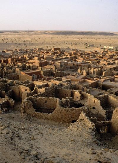 until its final collapse in the 1200s. It arose in the semidesert Sahel and eventually spread over the valley between the Senegal and Niger rivers. To the south was forest.