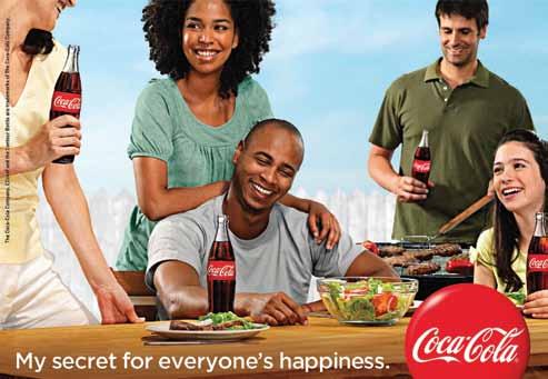 Rdeča nit Coca-Cole, vizija njena blagovne znamke, je zgrajena na»sreči«. Vso njeno oglaševanje izraža to vizijo, pri tem pa nagovarja različne ciljne skupine.