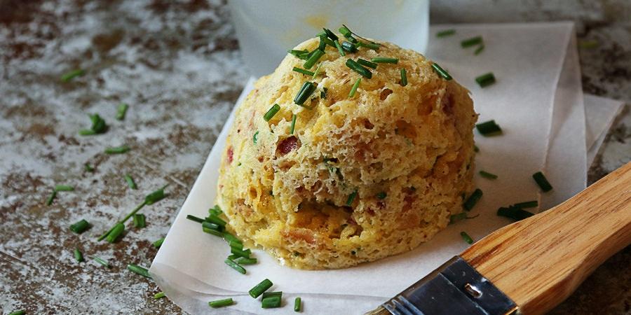 Bacon, Cheddar & Chive Mug Biscuit Yields 1 Serving. Per serving this is 573 Calories, 55g Fats, 5g Net Carbs, and 24g Protein.