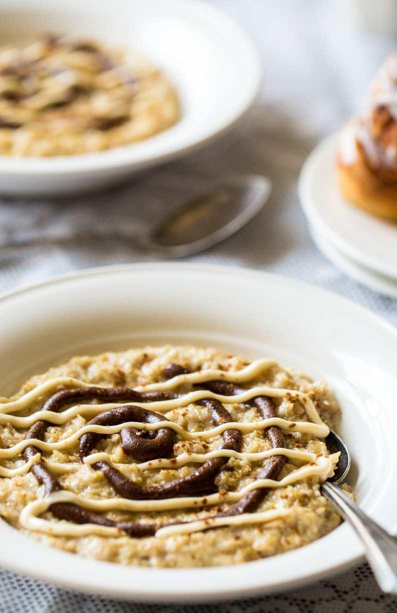 serves 1 cinnamon roll protein oatmeal {Gluten free + super simple } PreP time: 5 mins Cook time: 10 mins 1/2 Cup Rolled, old fashioned oatmeal (GF if needed) 2 Tbsp Truvia, or sweetener of choice to