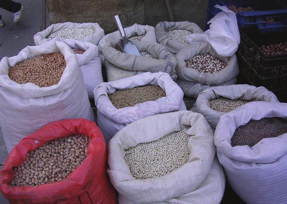 vegetable is neither a bean nor a pea, but a cowpea. Like beans, black-eyed peas require warm days and warm nights to develop properly. Figure 5. Various types of dried beans.