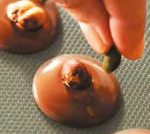 We have opted to hand-make and decorate each bonbon with patient care, so that every last one of them is unique.