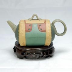 you are holding the teapot on the flat of your hand so it is not damping the