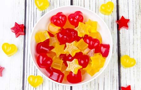 S W E E T SW EET GUMMY SNACKS MARSHMALLOW MAKES 50 SERVINGS 1 package of fruit gelatin 4 packets of unflavored gelatin 1 C water 1/2 C orange juice 1/4 C canna-oil 1/2 C cannabis-infused honey 1 tsp