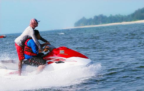 Jalotsav Seafood festival Every year Malpe Development Committee organizes a water sports festival during the summer months.