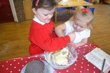 Fearne, Katie, Ruby, Hannah and Brooke all helped to ice the cake.